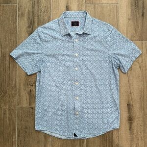 Untuckit wrinkle free performance short sleeve shirt light blue slim fit medium